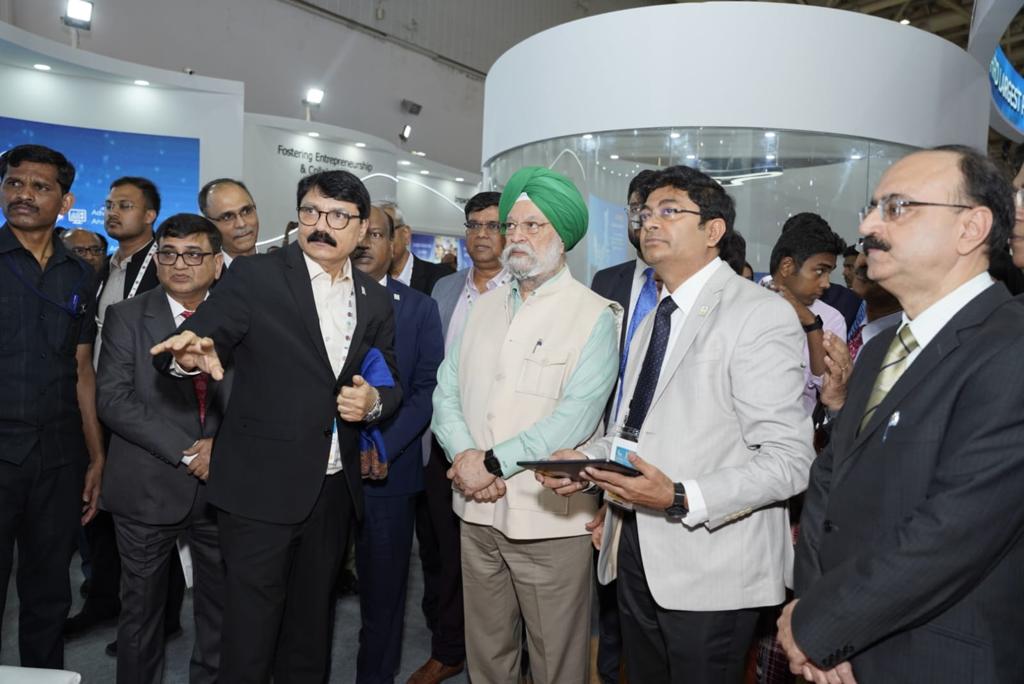 Hon’ble Minister of Petroleum and Natural Gas and Minister of Housing and Urban Affairs Shri Hardeep Singh Puri graced BPCL Pavilion at India Energy Week 2023.